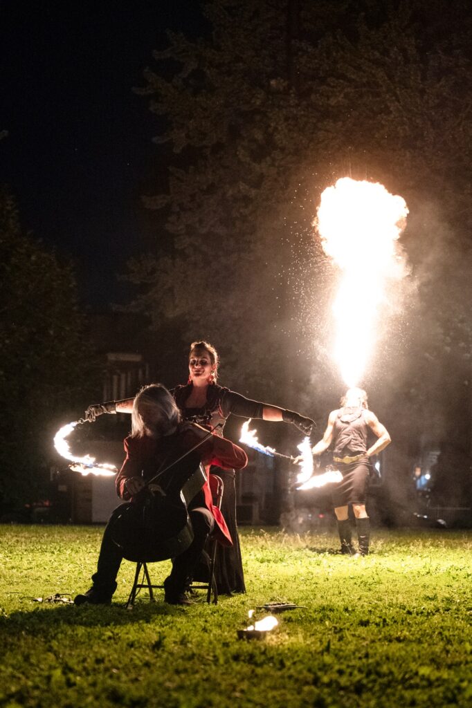 2024_07_15 Carmagnole dans le parc duo Flamboyantes et Violoncelliste_Ivan Melicoff Abril_DSC5904