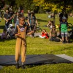2024_07_15 Carmagnole dans le parc jeune fille au bâton fleur_Sébastien Lozé